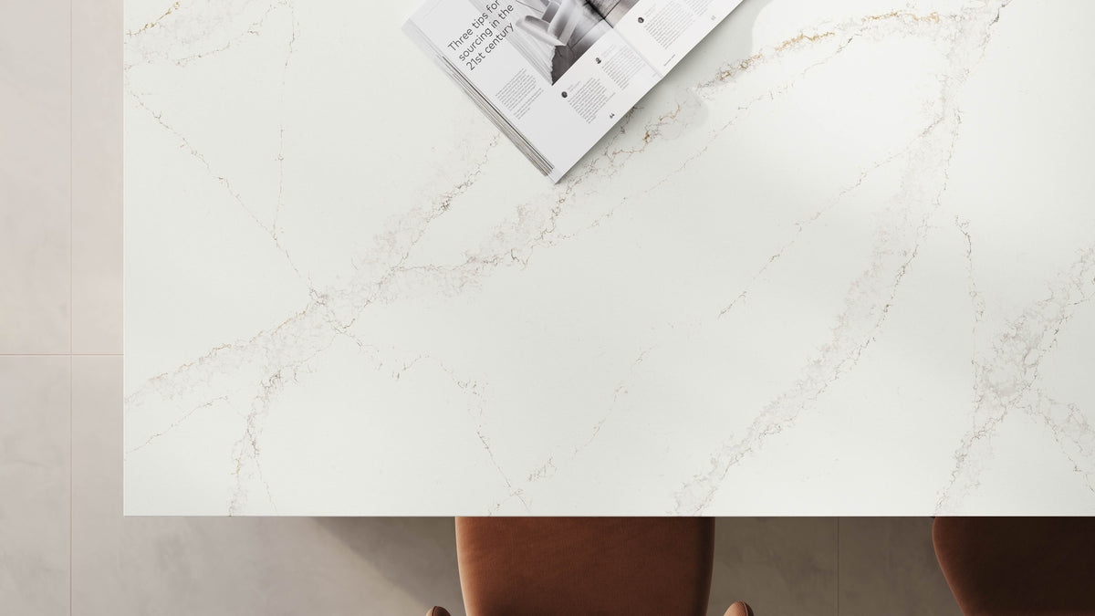 Comptoir en quartz Silestone Bronze River – Quartz blanc chaud avec veinage marron