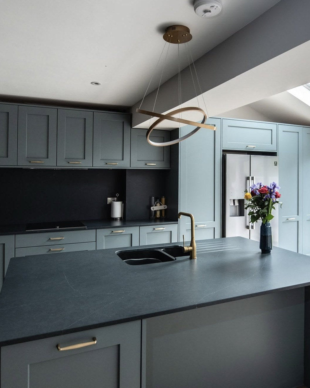 Silestone Charcoal Soapstone — comptoirs, îlot et dosseret de cuisine, armoires bleu-gris | Union Stone