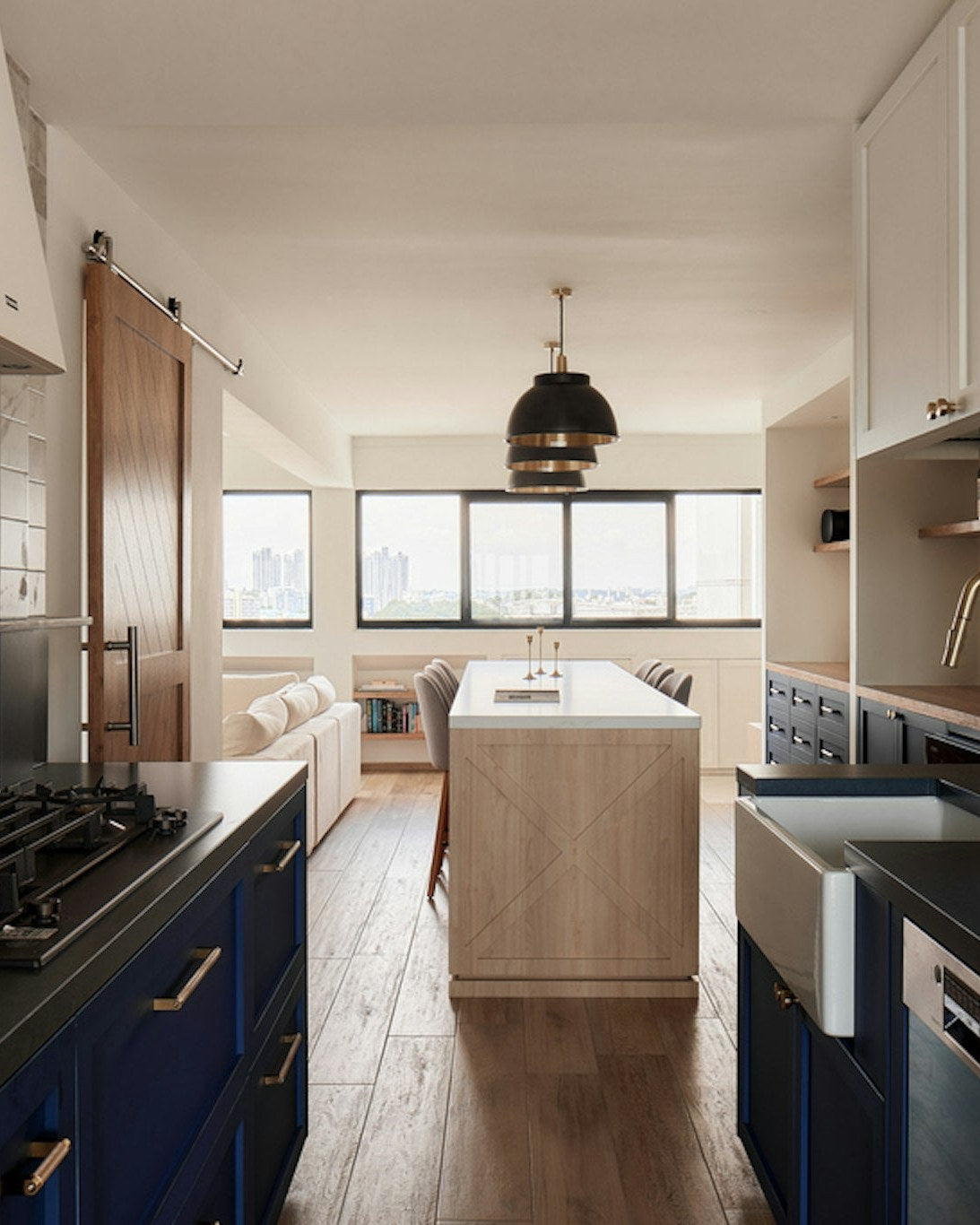 Silestone Charcoal Soapstone — comptoirs de cuisine, armoires bleu marine et dosseret de marbre | Union Stone