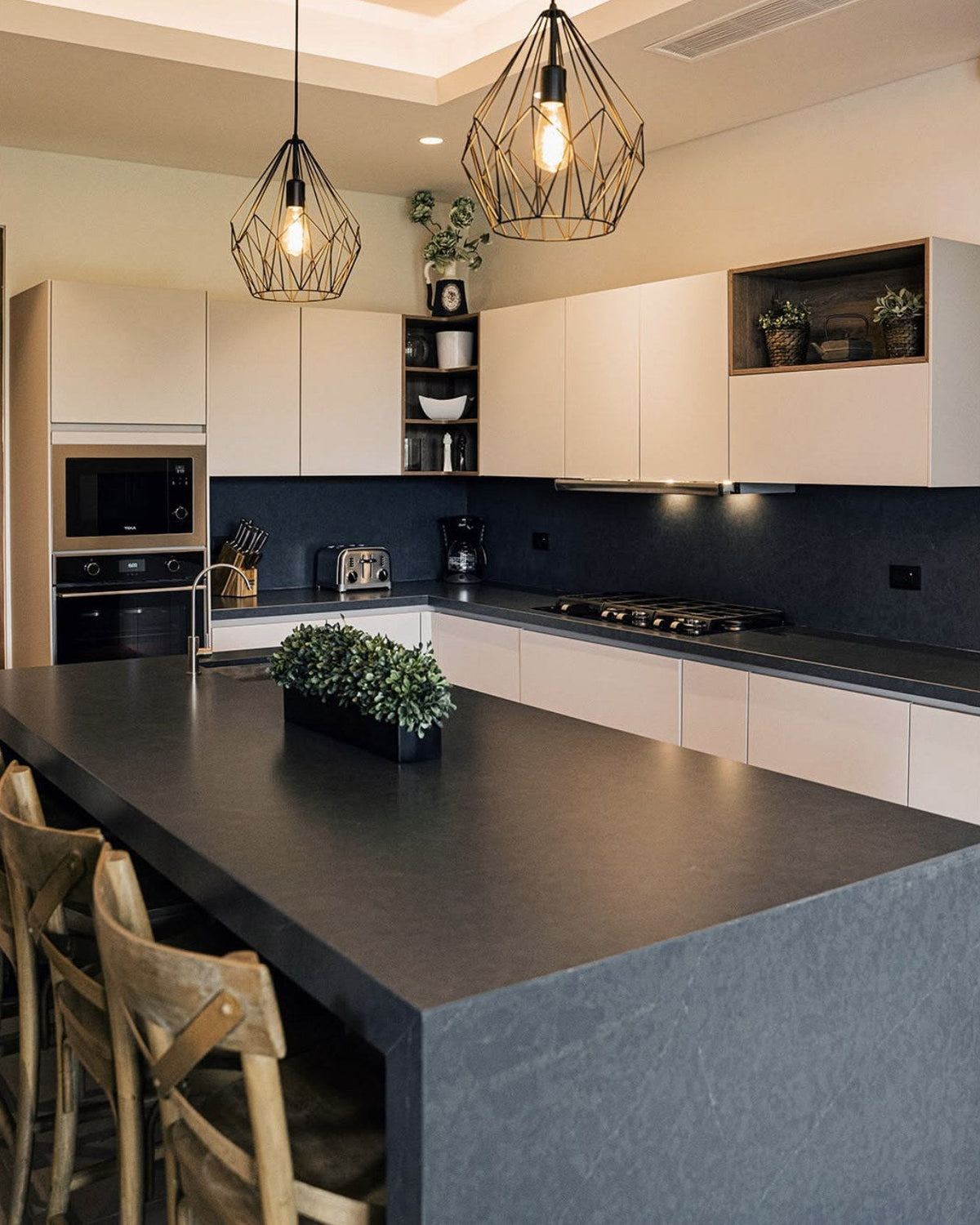 Silestone Charcoal Soapstone — îlot et dosseret de cuisine, armoires blanc cassé | Union Stone