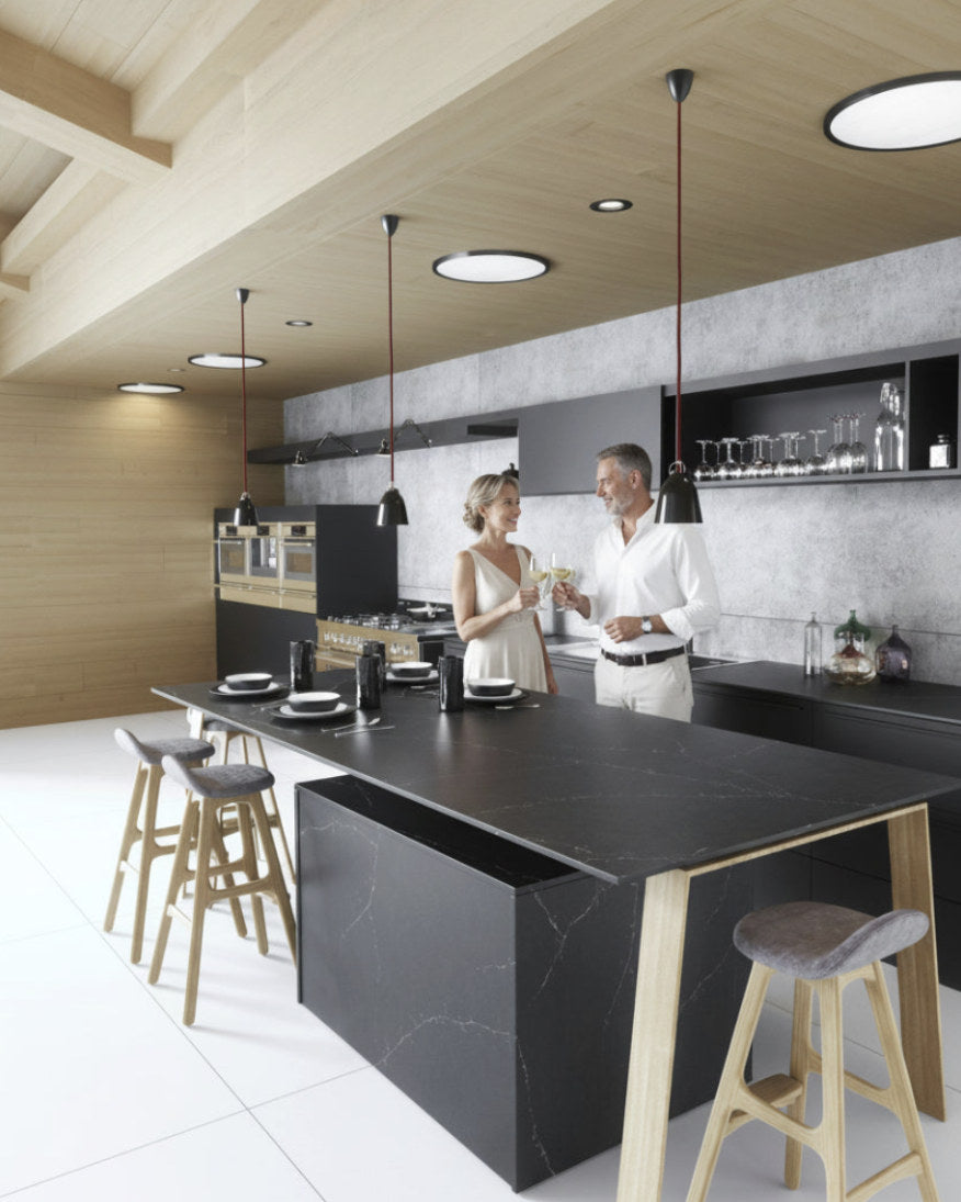 Silestone Charcoal Soapstone — îlot-table de cuisine contemporaine, plafond de bois et tabourets de chêne | Union Stone