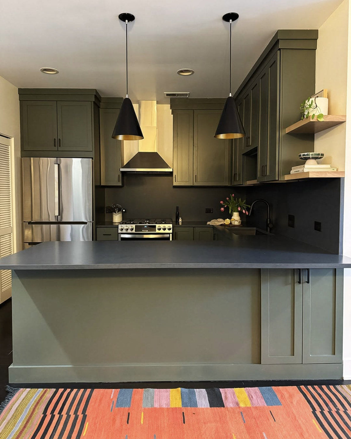 Silestone Charcoal Soapstone — péninsule et dosseret de cuisine, armoires vert olive | Union Stone