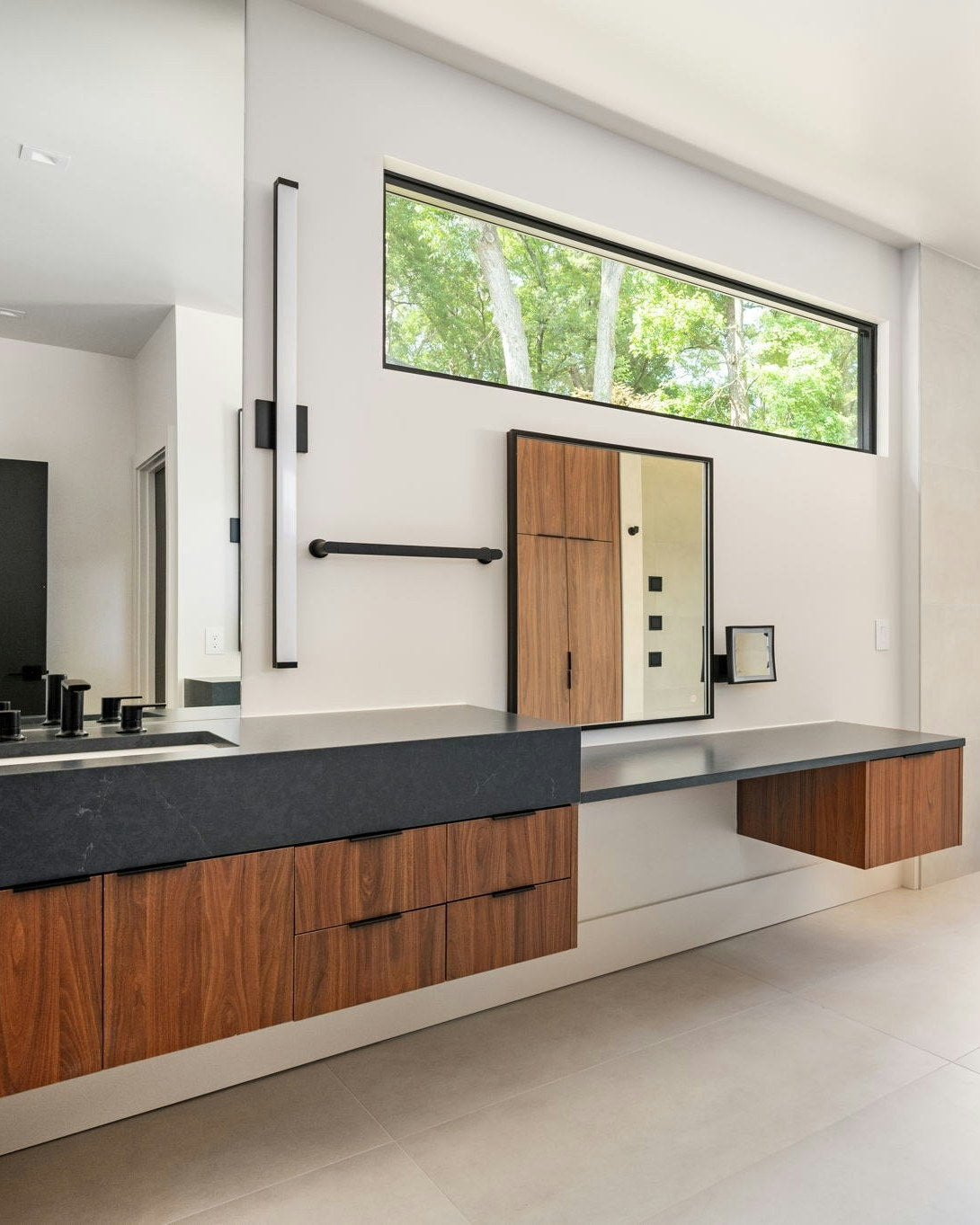 Silestone Charcoal Soapstone — double vanité flottante de salle de bain, caissons de noyer | Union Stone