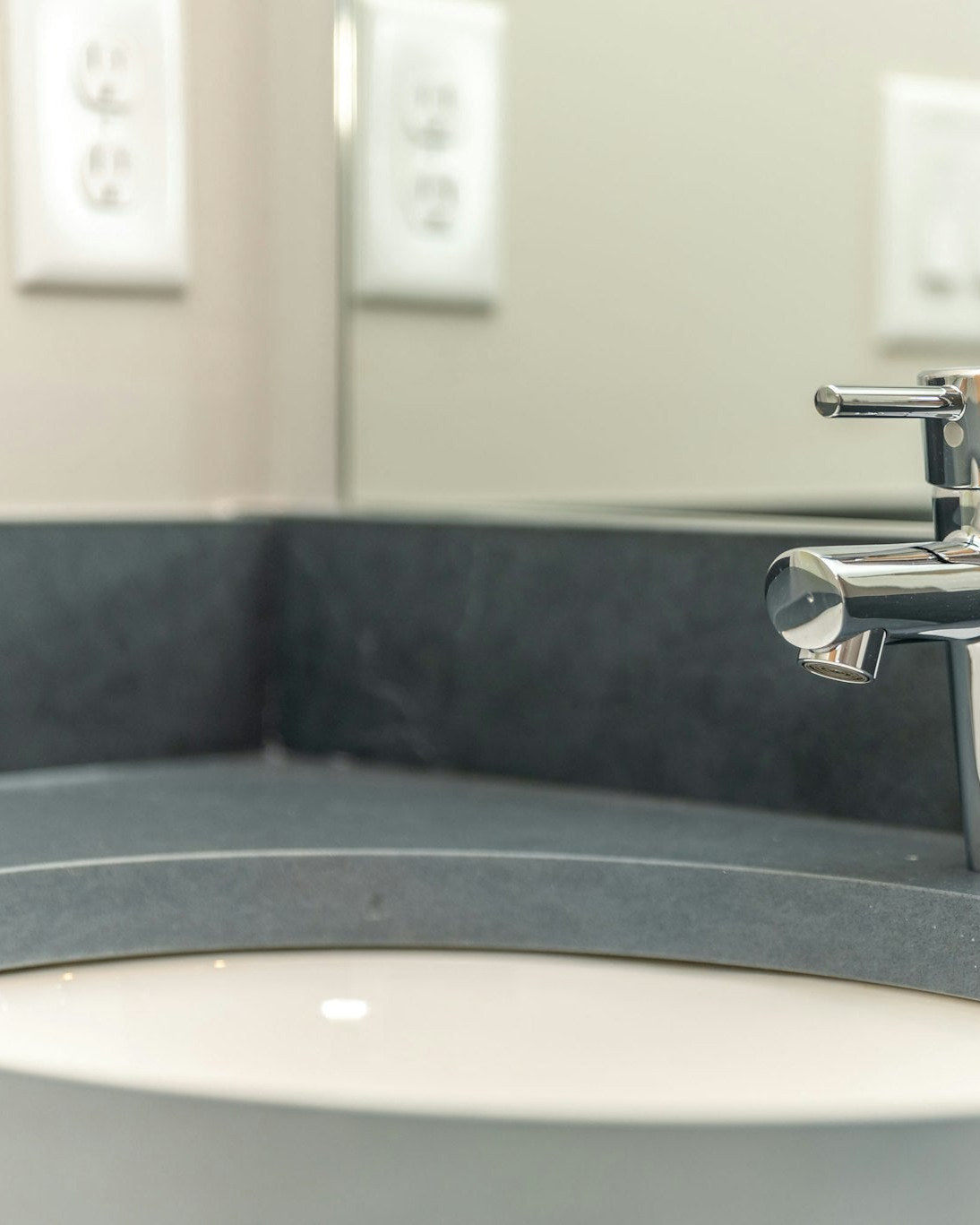 Silestone Charcoal Soapstone — vanité de salle de bain, dosseret intégré et lavabo sous plan | Union Stone