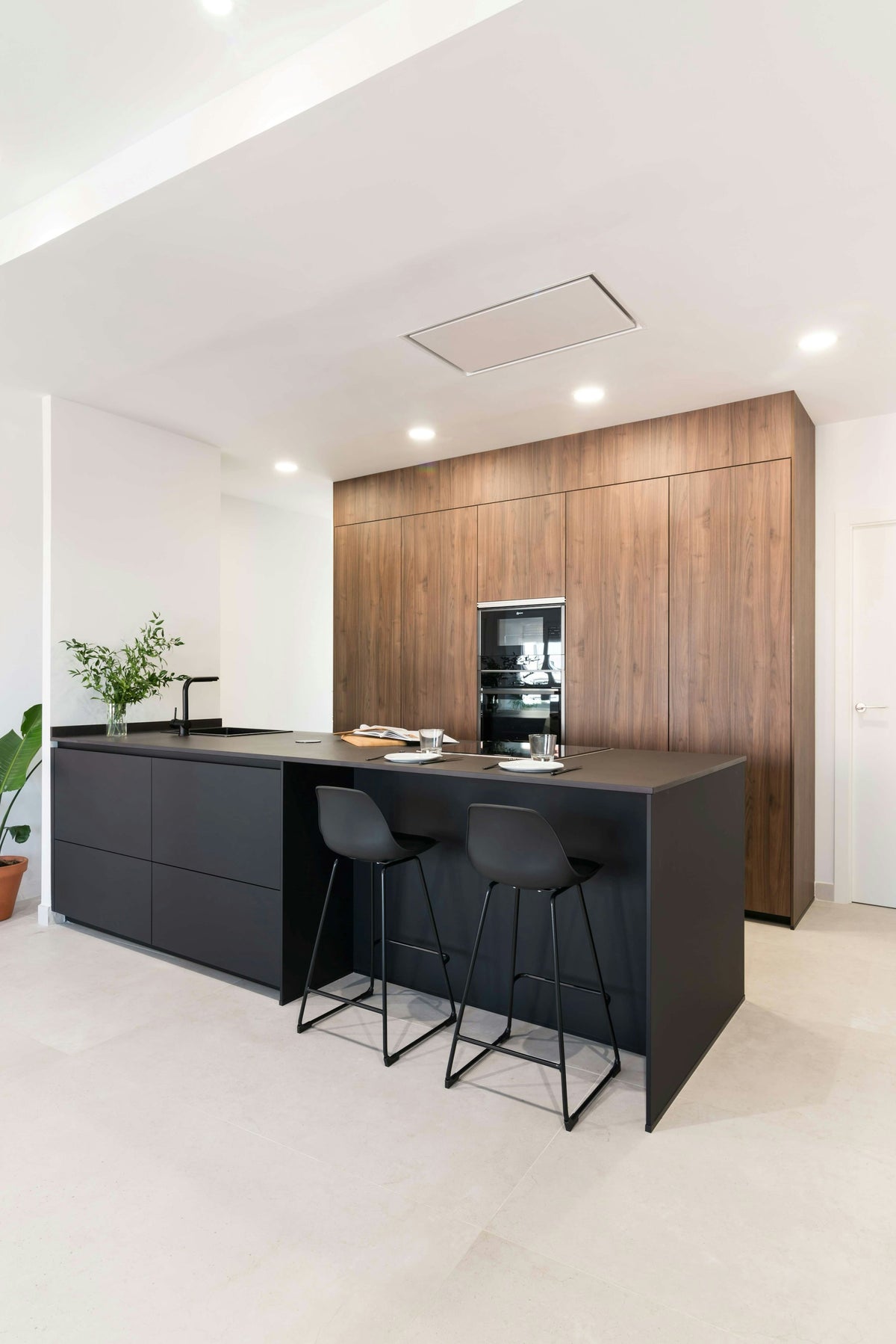 Dekton Sirius — projet contraste sofisticado negro y madera natural | Union Stone