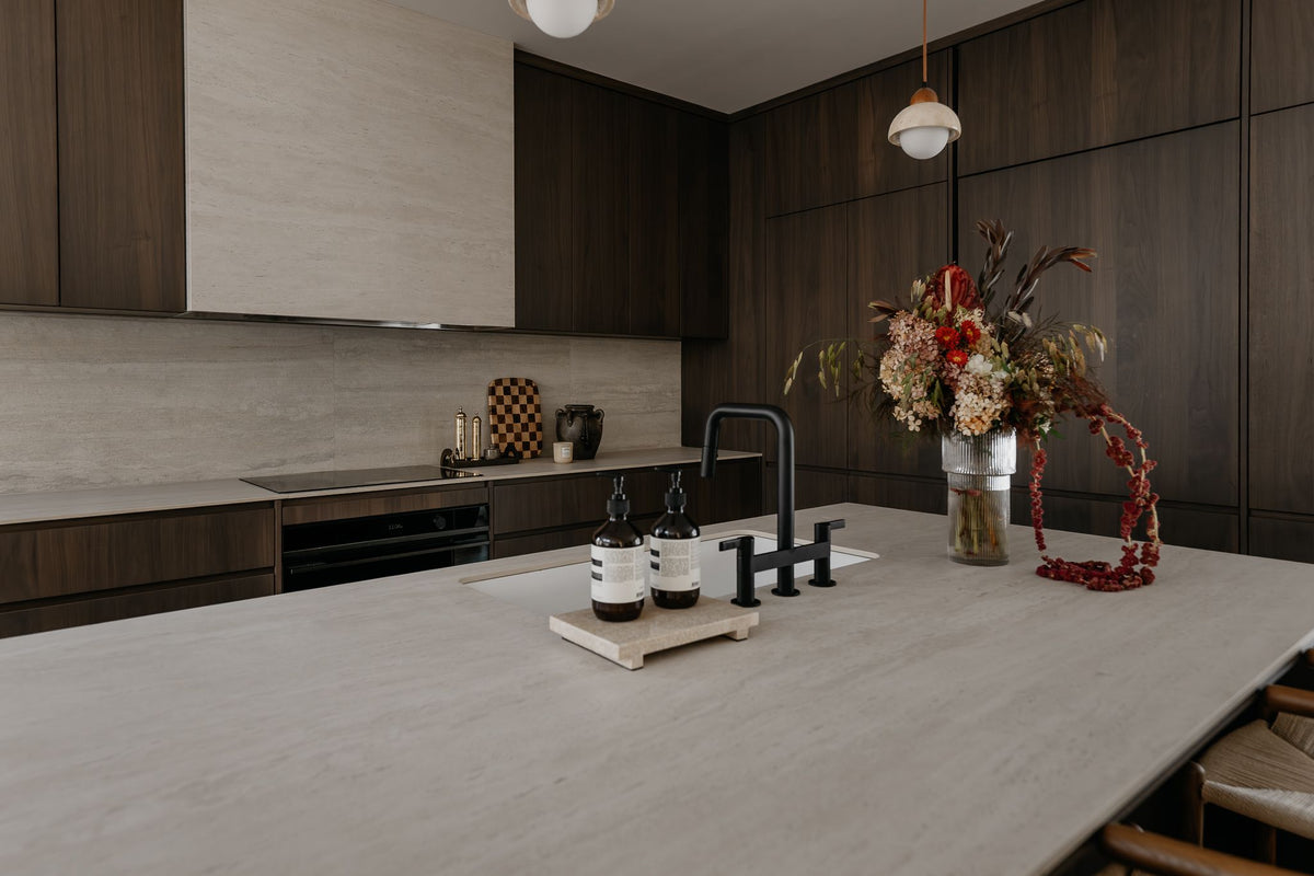 HanStone Travertino White — ambiance 1 | Union Stone