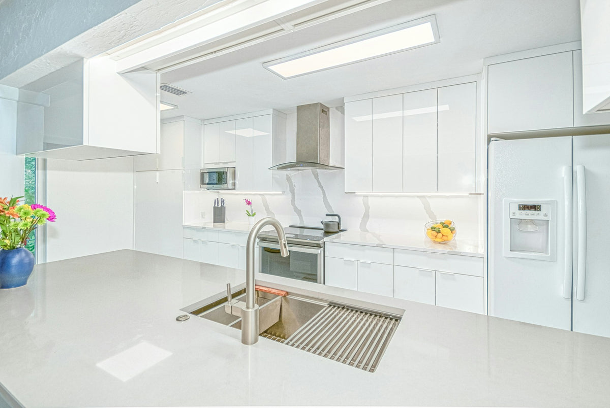 Silestone Bianco Calacatta — projet bright white kitchen remodel | Union Stone